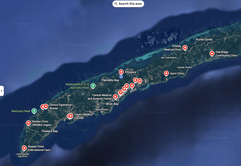 Vista de Google Maps mostrando varias clínicas médicas en la isla de Roatán, incluyendo Caribbean Medical Care, Central Medical and Surgical Center, Garm Clinic y otras instalaciones de salud distribuidas por la isla.
