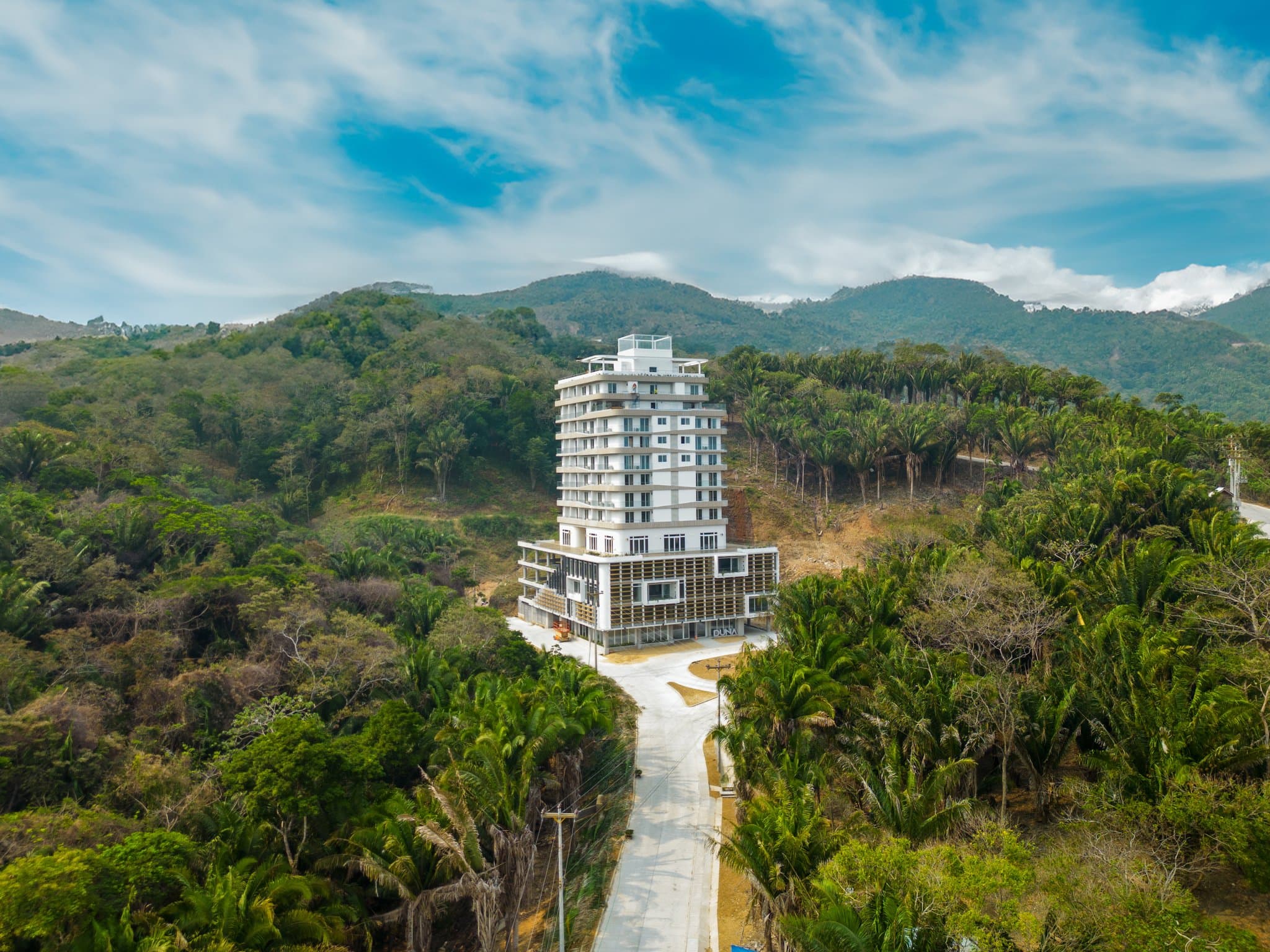La torre Duna Residences sobre el bosque en Próspera, Roatán