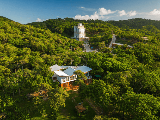 A modern luxury apartment building in Próspera.