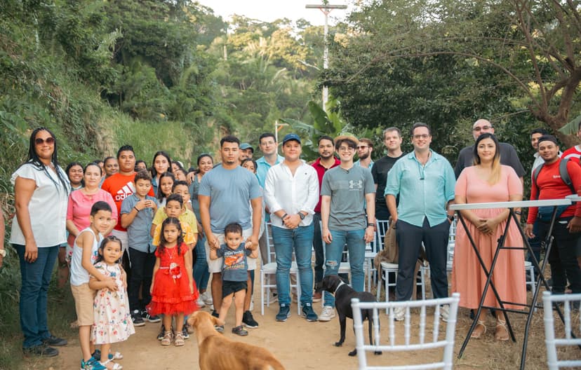 La Comunidad Luz y Vida se Conecta a Internet con el Respaldo de Próspera en Roatán